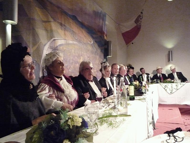 16.jpg - Familie an der Festtafel