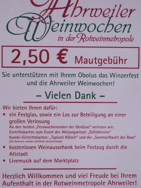 20100905-6377.JPG - Die Ahrweiler Schützen übernehmen traditionsgemäß die Torwache an den Stadteingängen der Ahrweiler Stadtmauer. Hauptmann und König der Bürgerschützen erweisen Ihre Reverenz.