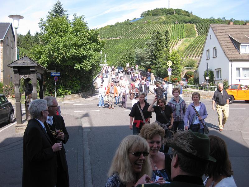 20100905-6394.JPG - Das Team des Oberleutnantglieds amAdenbachtor. Die Ahrtalbahn bringt die Gäste.