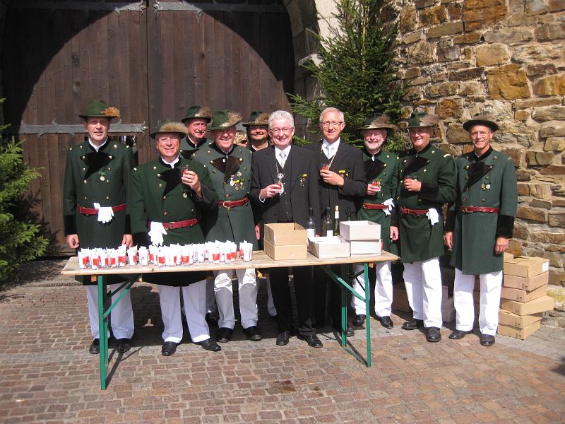 20100905-6407.JPG - Das Unterleutnantsglied bei der Torwache am Ahrtor. Hauptmann und König erweisen der Wache Ihre Reverenz.